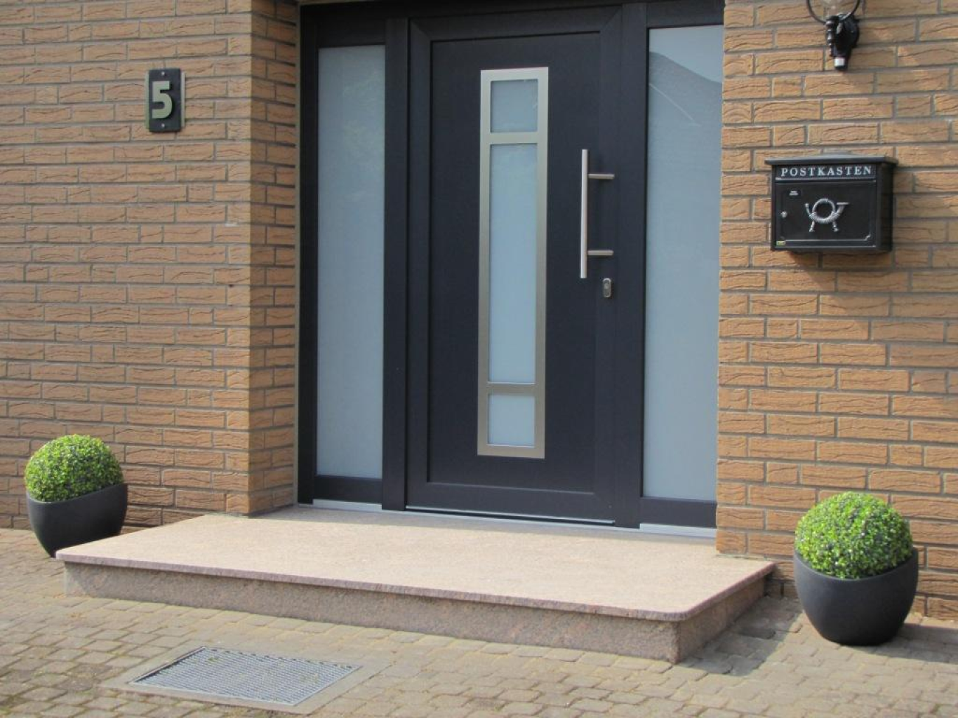 Moderne Eingangstreppe