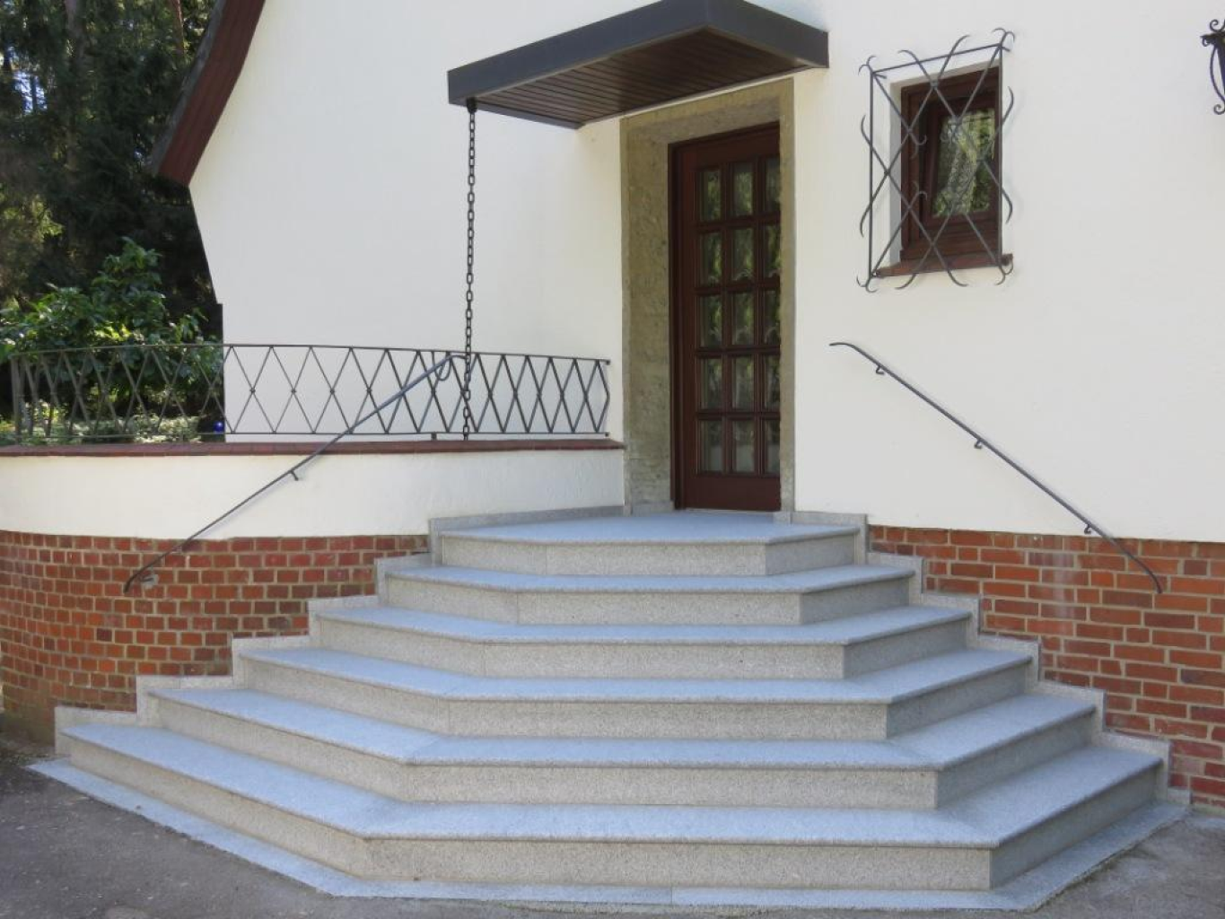 Halbrunde Eingangstreppe