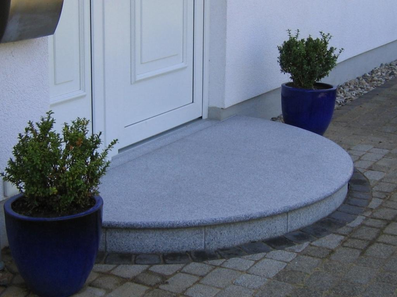 Halbrunder Eingangspodest