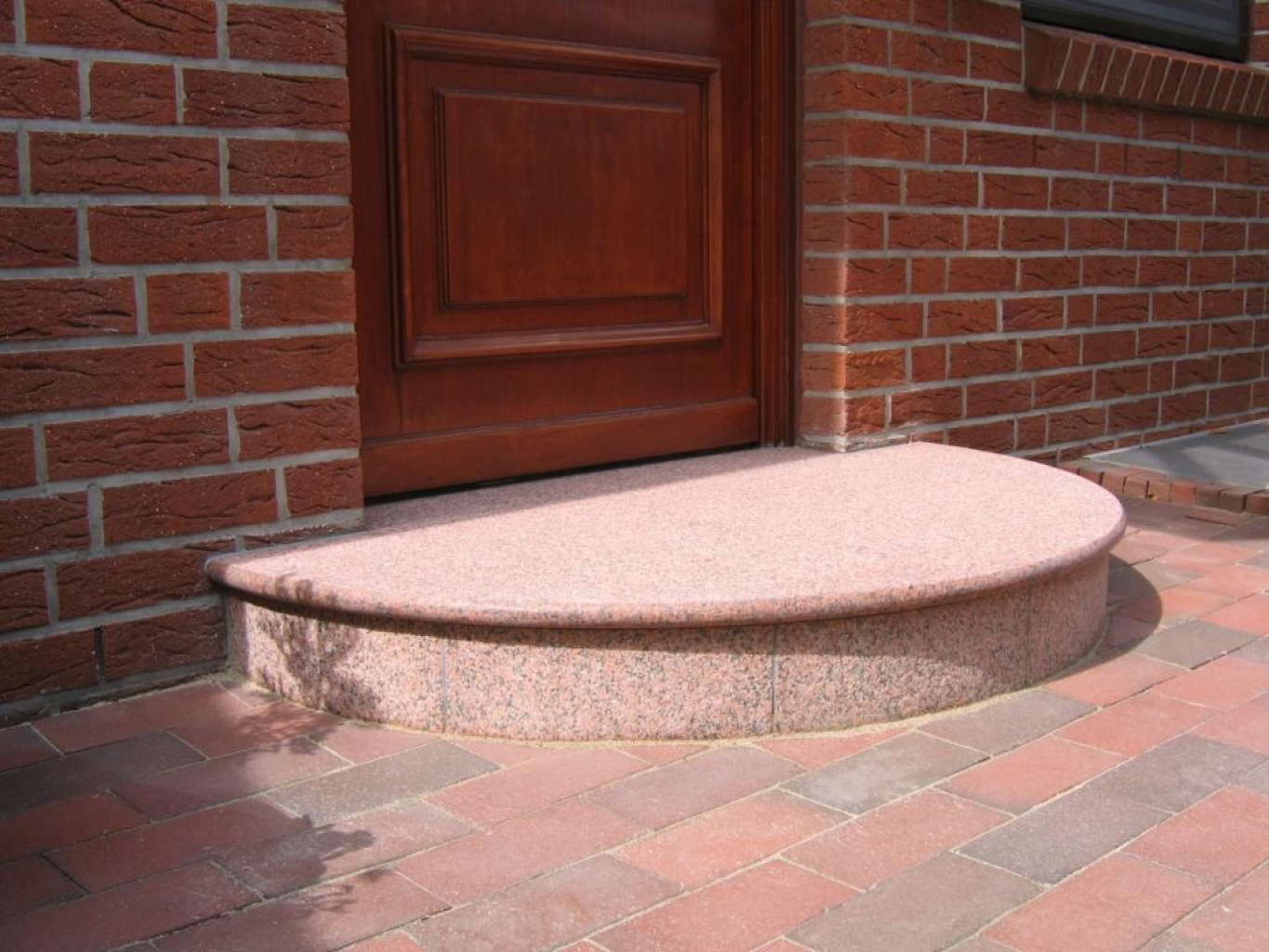 Halbrunder Granit-Podest