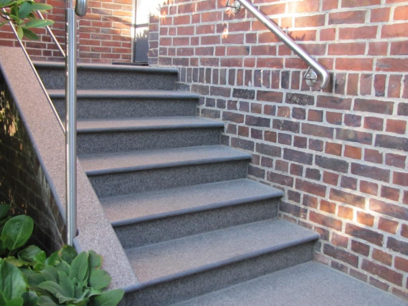 Granittreppe mit Handlauf