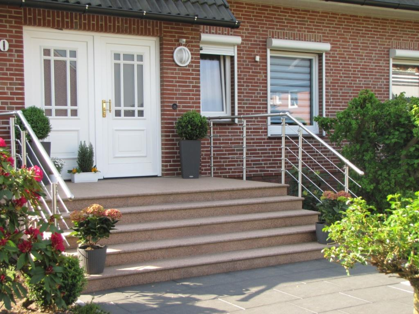 Moderne Eingangstreppe mit Edelstahlgeländer