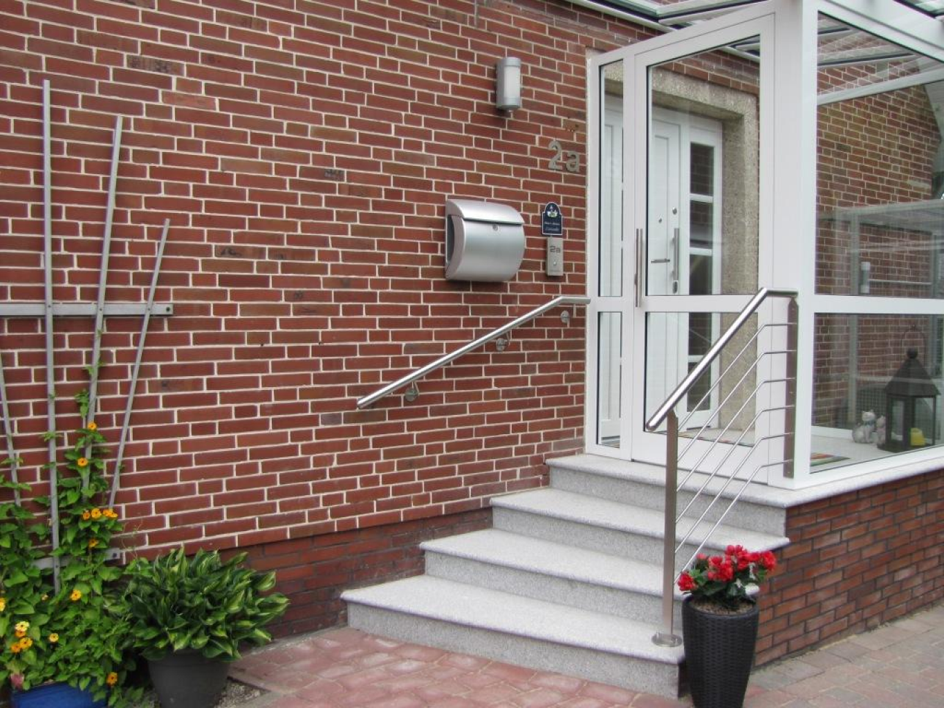 Eingangstreppe mit Glasvorbau