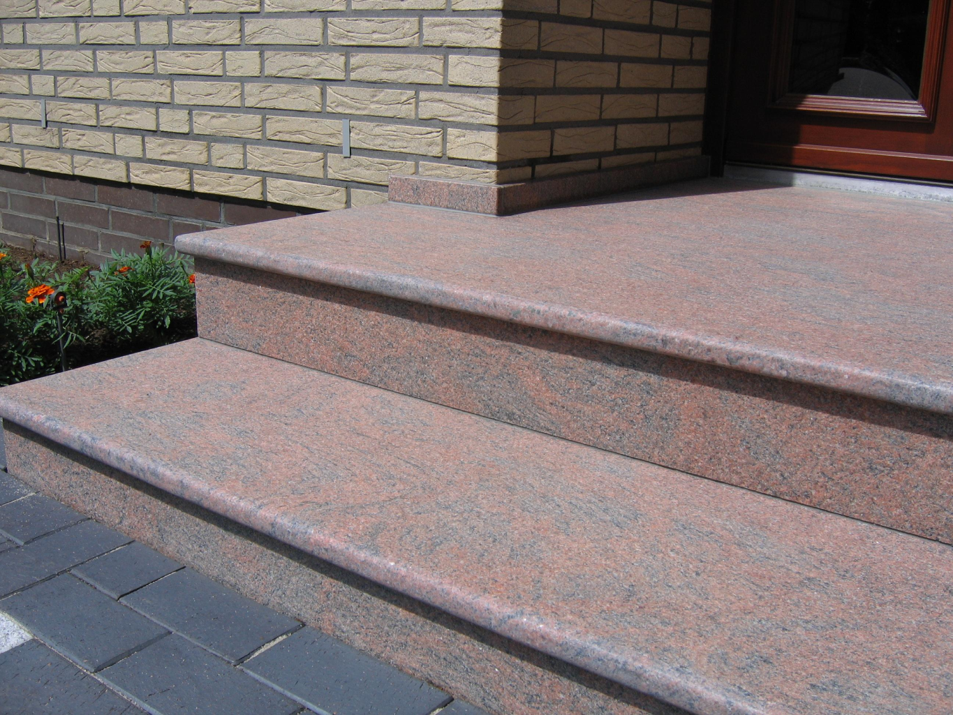 Breite Granit-Außentreppe